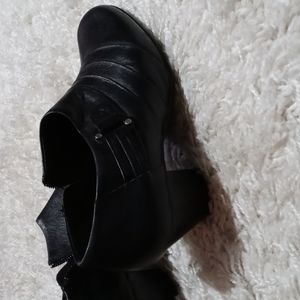 Michelle D black booties 8.5